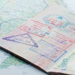 Ein Reisepass mit Stempeln aus vielen Ländern