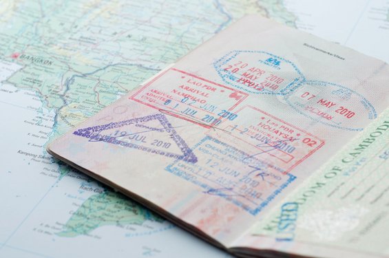 Ein viel genutzter Reisepass Ein Reisepass mit Stempeln aus vielen Ländern