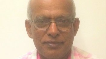 Portrait-Foto von dem Reisen mit Sinnen-Reiseleiter Wilson Kehelpannala.