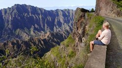 Pause machen und die Aussicht genießen bei der Mietwagenreise auf Santo Antão