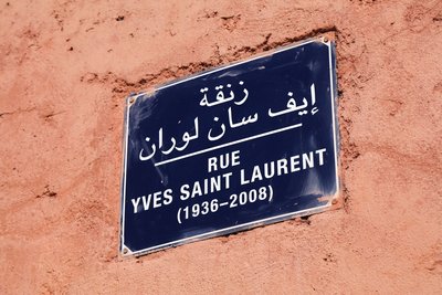 Straßenschild der Rue Yves Saint Laurent