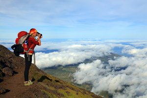 Fotografin fotgrafiert das Bergpanorama auf den Azoren.