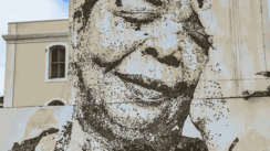 An einer Häuserwand prangt groß über zwei Stockwerke ein Schwarz-Weiß-Bildnis Cesaria Evoras.