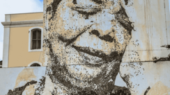 An einer Häuserwand prangt groß über zwei Stockwerke ein Schwarz-Weiß-Bildnis Cesaria Evoras.