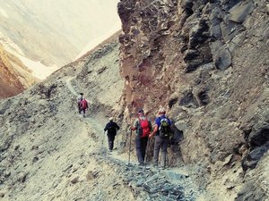 Wanderung einer Gruppe durch ein Gebirge in Indien