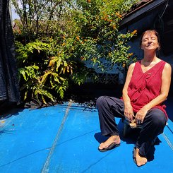 Susana genießt die Sonne auf ihrer Dachterrasse in Indonesien.