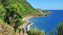 Reisegruppe wandert an der Küste von Sao Jorge