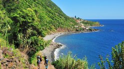 Reisegruppe wandert an der Küste von Sao Jorge