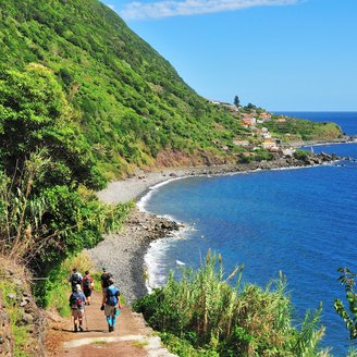 Reisegruppe wandert an der Küste von Sao Jorge