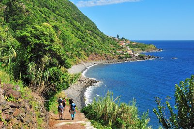 Reisegruppe wandert an der Küste von Sao Jorge