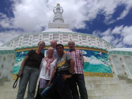 Reisegruppe vor Buddhistische Pagoden in Indien