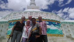 Reisegruppe vor Buddhistische Pagoden in Indien