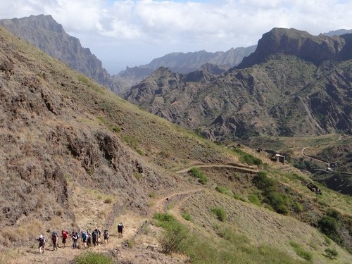 Die Reisegruppe macht eine Wanderung durch die Natur von Caibros nach Cruzinha