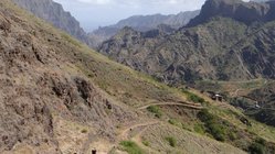 Die Reisegruppe macht eine Wanderung durch die Natur von Caibros nach Cruzinha