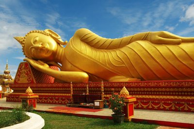 Eine liegende Buddha-Statue in Vientiane, Laos