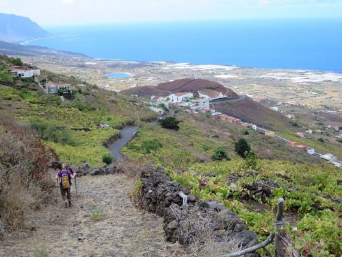 pressebild_Kanaren_El Hierro Eine Wanderin beschreitet einen Weg abwärts in das Gulfo-Tal auf El Hierro.