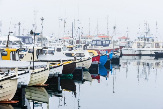 Es liegen verschiedene Boote im Hafen von Torshavn, der Hauptstadt der Färöer-Inseln