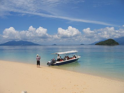 Talang Strand in Borneo mit einem Boot am Ufer