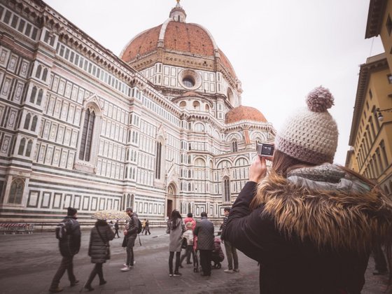 Unterwegs in Florenz Eine Frau fotografiert den Dom in Florenz