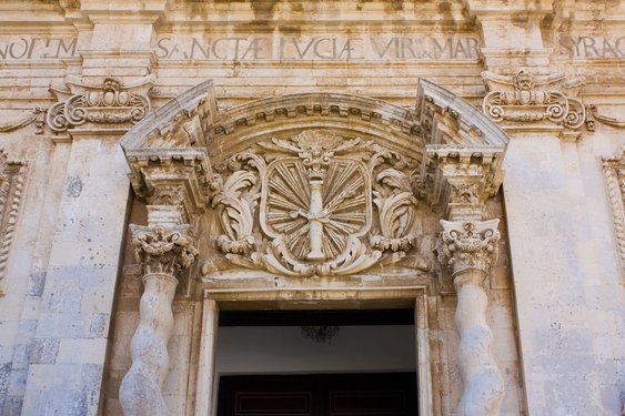 Ein alter Kircheneingang auf Sizilien