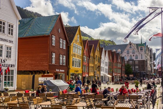 bunter Holzhäuser Promenade mit Tischen und Stühlen