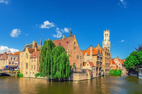Ausblick von der anderen Kanalseite auf die historische Altstadt am Rozenhoedkaai in Brügge