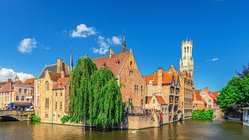 In Europa Belgien durch Flandern nach Brügge zum Rozenhoedkaai mit REISEN MIT SINNEN Ausblick von der anderen Kanalseite auf die historische Altstadt am Rozenhoedkaai in Brügge