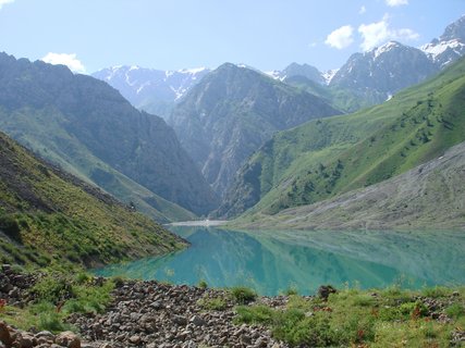 Berge im Hintergrund des Sees