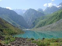 See an den Chimgan Bergen in Usbekistan Berge im Hintergrund des Sees