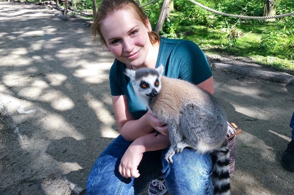 Reiseberaterin Verena Bökenkamp trägt einen Lemuren.
