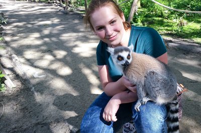 Reiseberaterin Verena Bökenkamp trägt einen Lemuren.