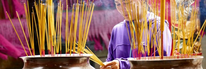 Tradition in Saigon, Vietnam Frau bei traditioneller Zeremonie in Saigon, Vietnam