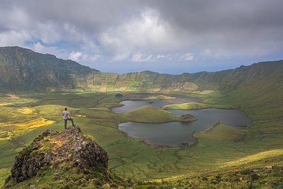 Wanderer blickt auf Vulkankrater auf der Insel Corvo.