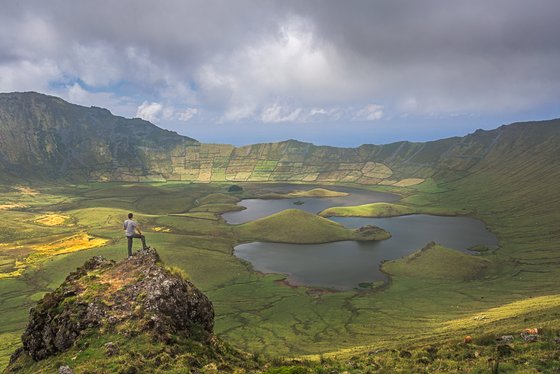Vulkankrater auf Corvo Wanderer blickt auf Vulkankrater auf der Insel Corvo.