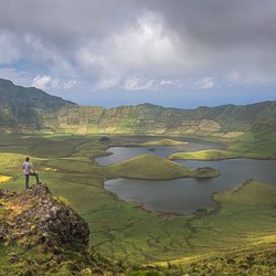 Wanderer blickt auf Vulkankrater auf der Insel Corvo.