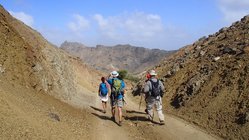 Reisegruppe wandert durch die trockene, steinige Landschaft auf Sao Nicolau