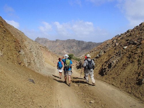 Reisegruppe wandert durch die trockene, steinige Landschaft auf Sao Nicolau