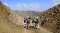 Wanderung auf Sao Nicolau Reisegruppe wandert durch die trockene, steinige Landschaft auf Sao Nicolau