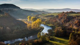 Ausblick in die Landschaft mit Fluss und Wäldern in Tschechien.