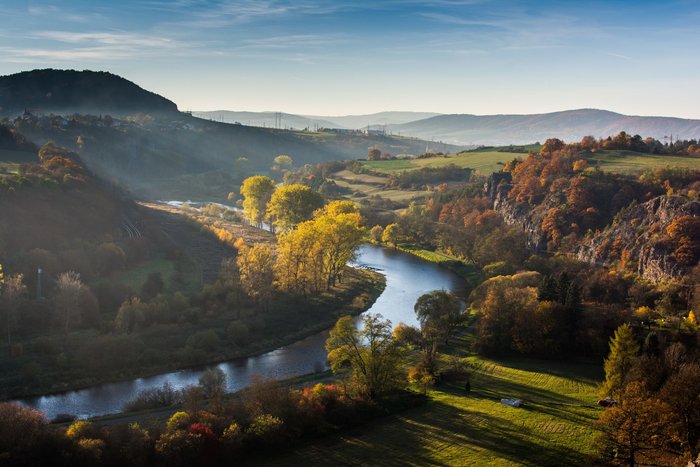 Ausblick in die Landschaft mit Fluss und Wäldern in Tschechien.