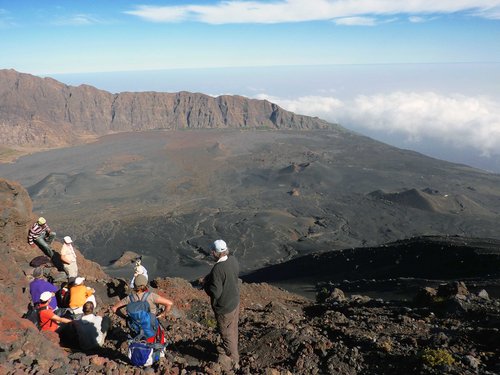 Eine Reisegruppe auf dem Vulkan auf der kapverdischen Insel Fogo