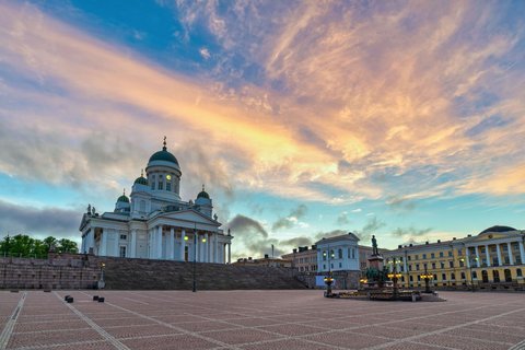 Von Helsinkis Senatsplatz blickt man auf den weißen klassizistischen Dom. Die im Bild befindliche  rechte Platzseite wird von ebenfalls klassizistischen Gebäuden flankiert.