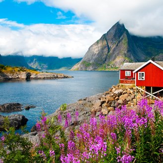 Traditionelles Haus am Fjord mit Brücke