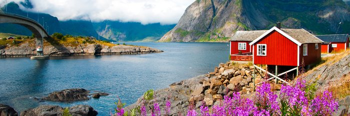 Traditionelles Haus am Fjord mit Brücke