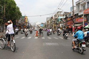 Straßenverkehr auf einer belebten Straße in Saigon
