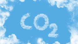 Himmel mit Wolken und dem aus Wolken geschriebenen Schriftzug "CO2".