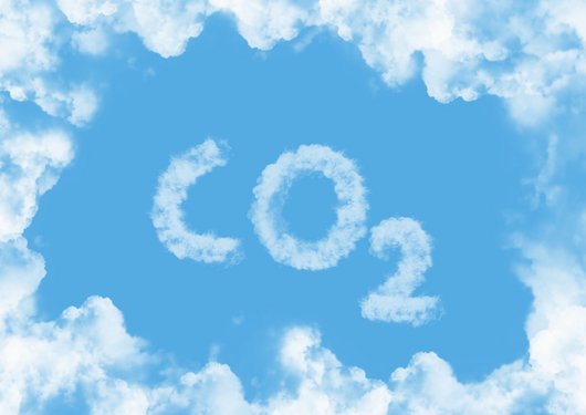Himmel mit Wolken und dem aus Wolken geschriebenen Schriftzug "CO2".