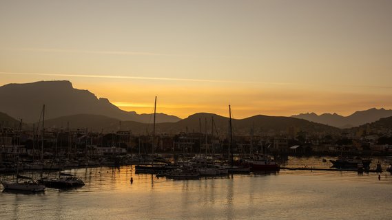 Der Hafen von Mindelo im Sonnenuntergang