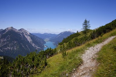 Panoramablick vom Wanderweg auf die Landschaft in Tirol