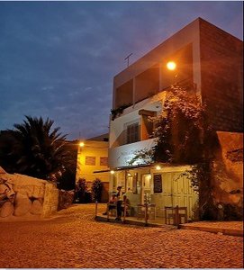 Eine von einer Straßenlaterne beleuchtete Taverne auf den Kapverdischen Inseln